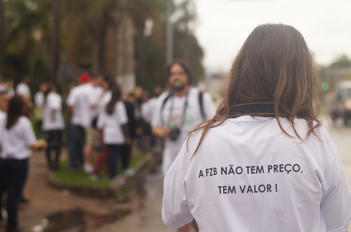 camiseta com dizeres "A fzb não tem preço, tem valor!!"